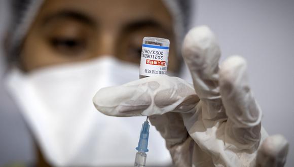 La OMS considera ahora que las vacunas chinas Sinovac y Sinopharm requieren tres dosis